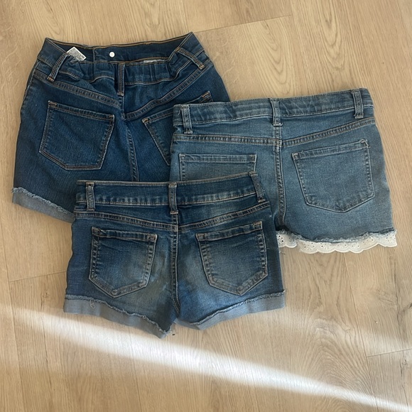3 Girls Jean Shorts - Picture 2 of 3